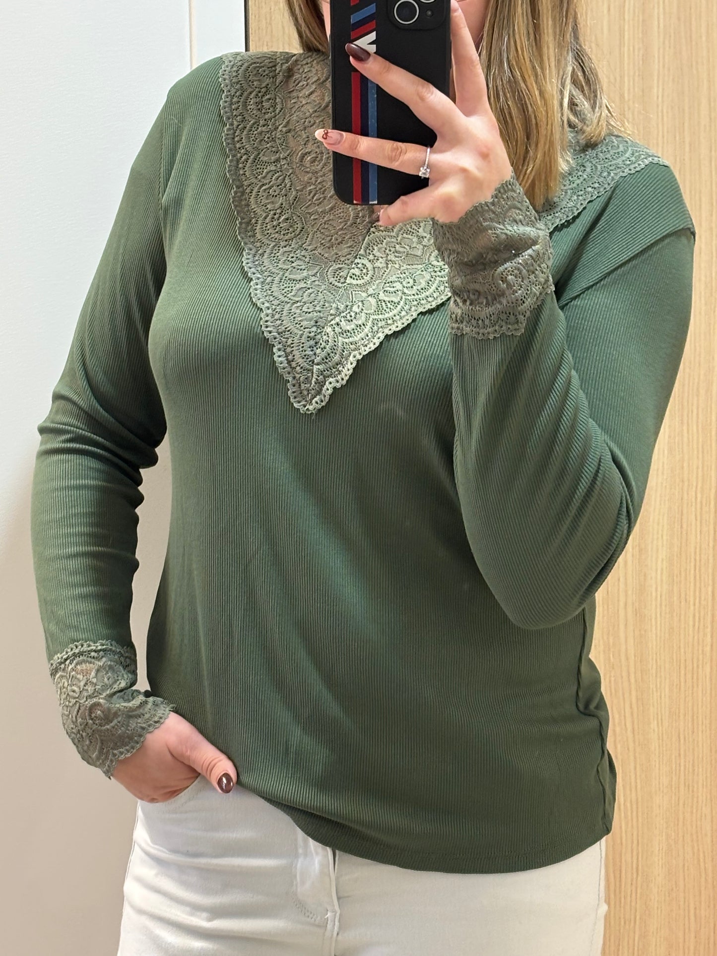 Sous pull en dentelle (plusieurs coloris)